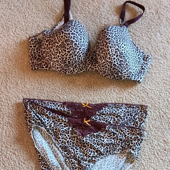 Cacique Other - Cacique Bra with 2 matching panties.